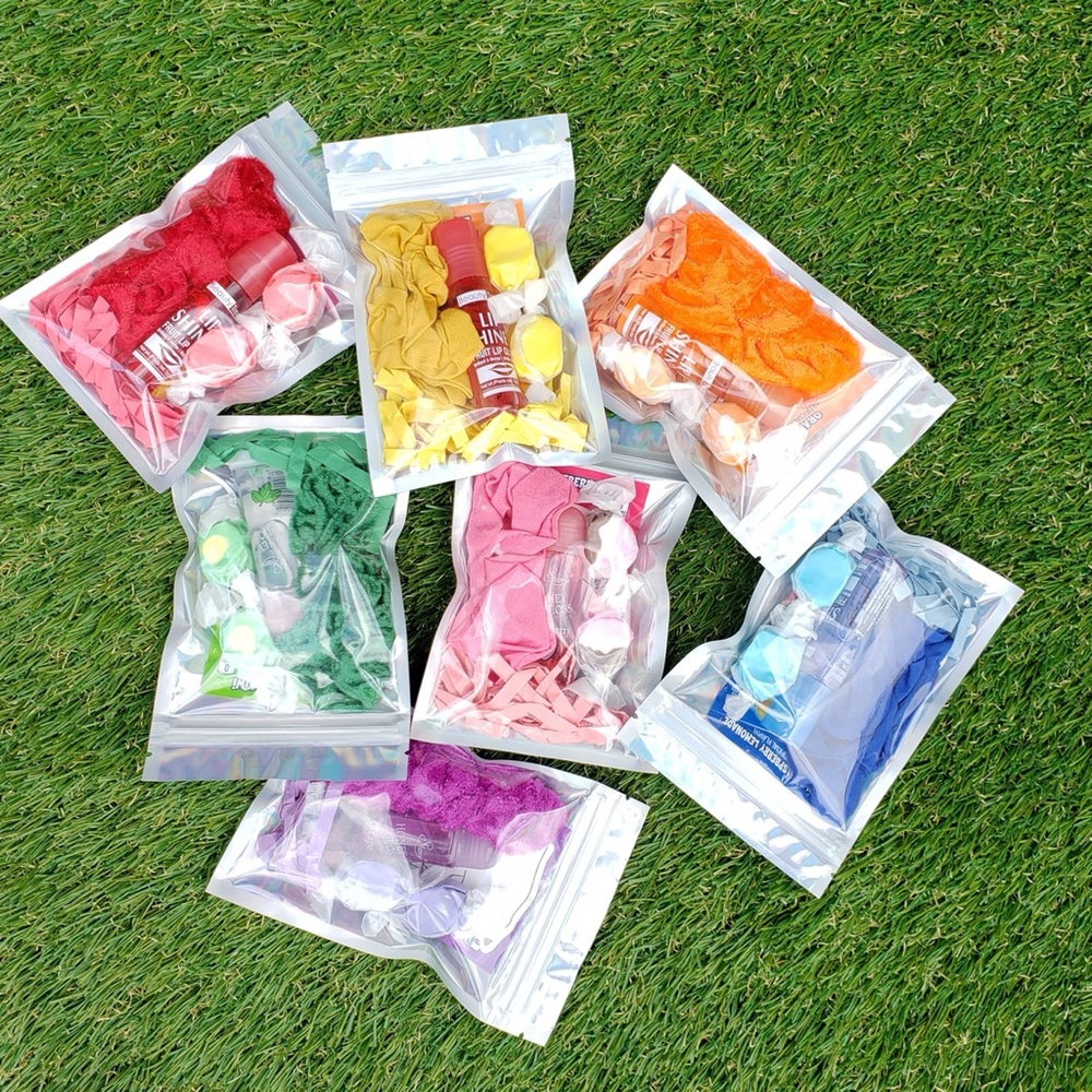 LIPGLOSS & SCRUNCHIE BUNDLE - Picture 8 of 8